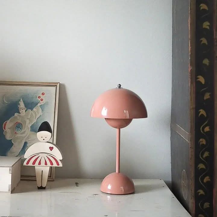Modern LED bordslampa, trådlös och dimbar 